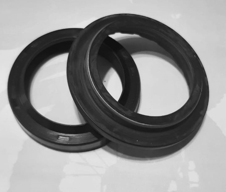 Simmerring und Staubkappe TECH 39 mm